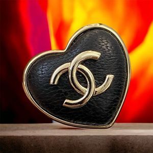 Chanel shop heart brooch